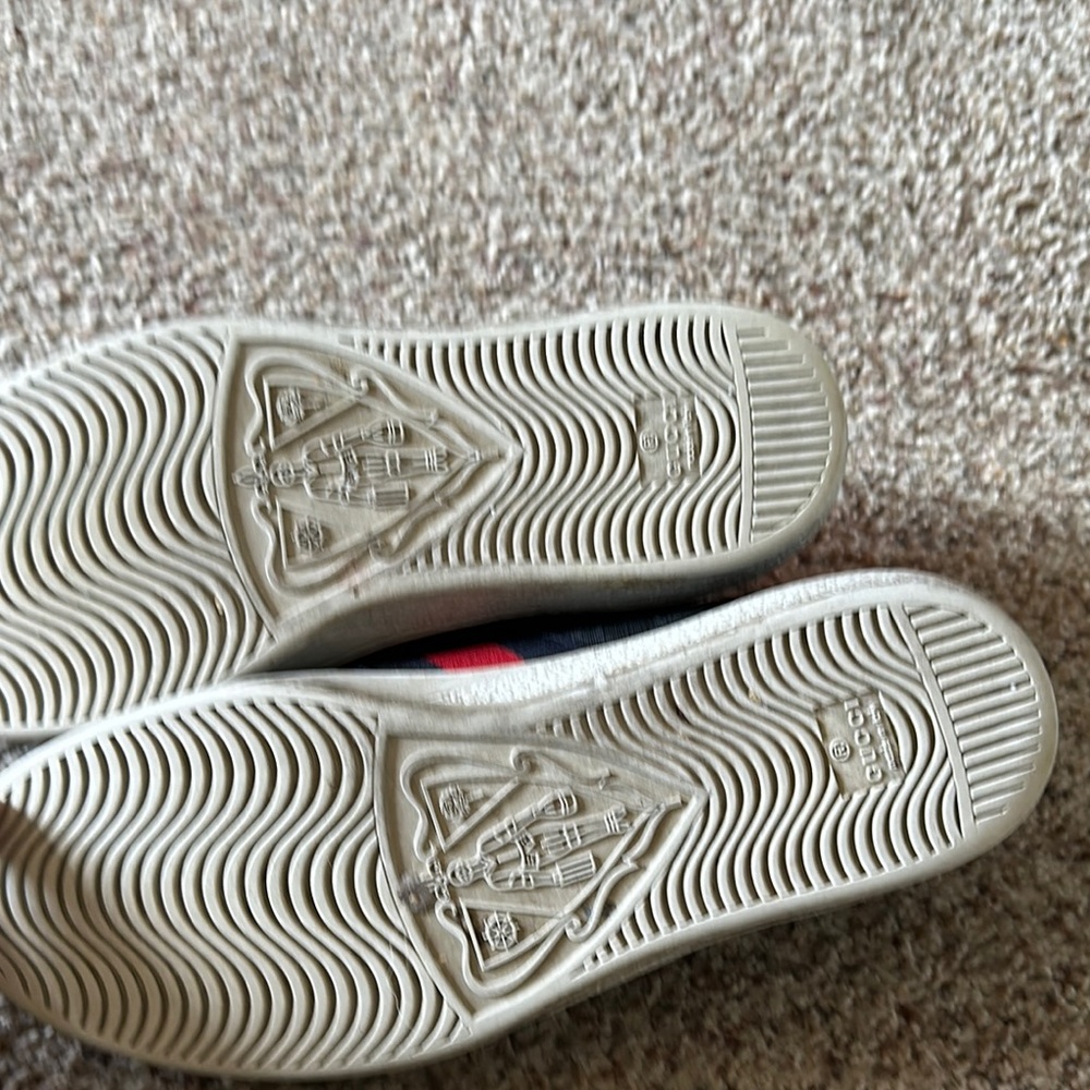 Gucci Black and Red Sneakers with Bold Stripe - Picture 4 of 7